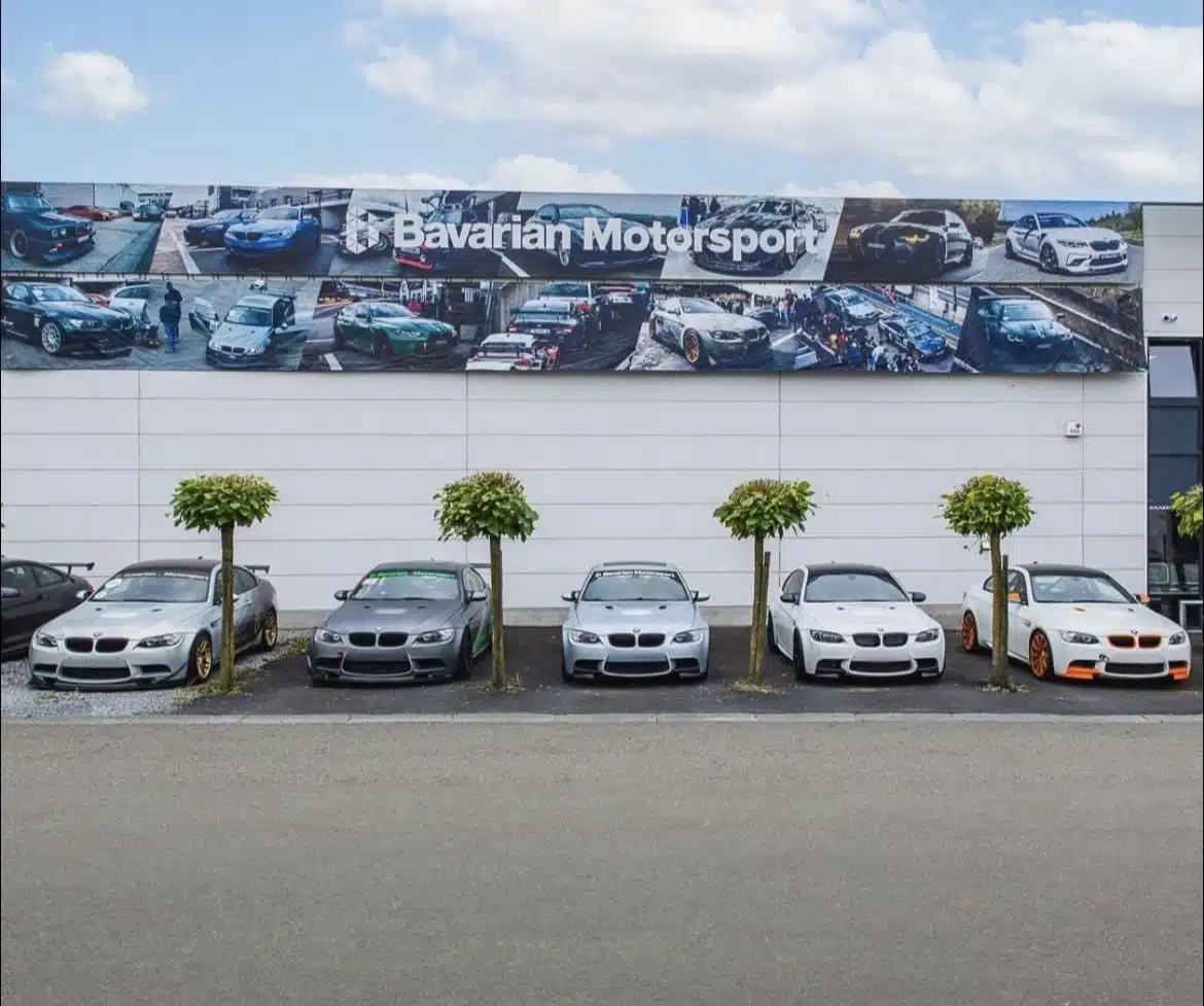 Façade du garage Bavarian Motorsport à Nivelles avec plusieurs BMW garées devant, spécialiste BMW Belgique